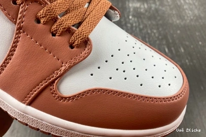 DC0774-080 StreetReady J 1  67 Orange Sky Low Jordan 0905